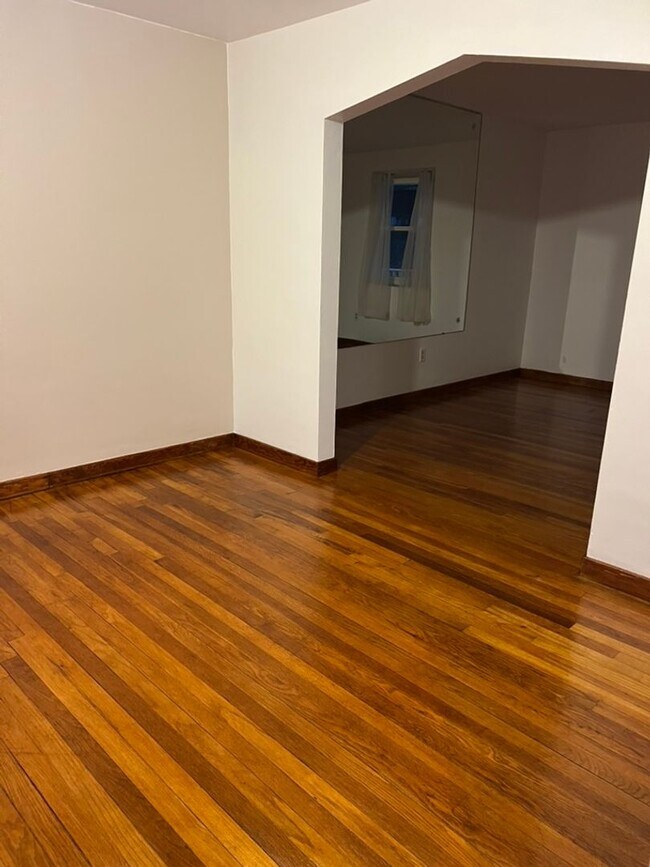 Building Photo - Updated 2 bedroom cutie in Brentwood! ** H...