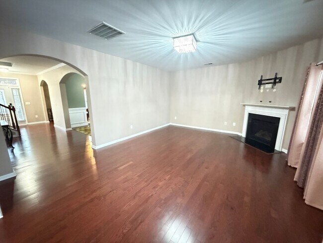 Building Photo - Expansive 5-Bedroom, 3-Story Home in Desirable Harrisburg Neighborhood