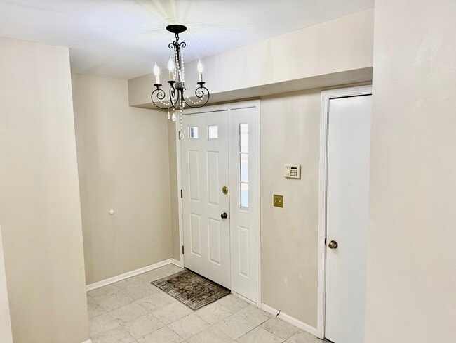 Building Photo - 909 Suffolk Ct