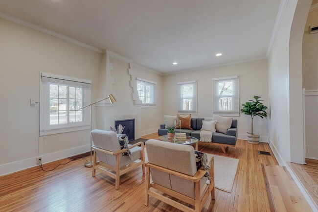 Building Photo - 1610 Las Lomas Rd NE