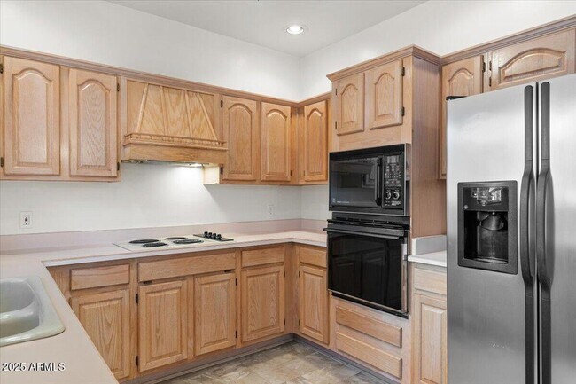 Building Photo - 5200 S Lakeshore Dr