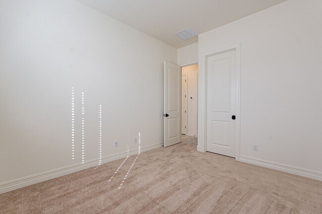 Building Photo - 5 BEDROOM 4 BATH SINGLE FAMILY HOME