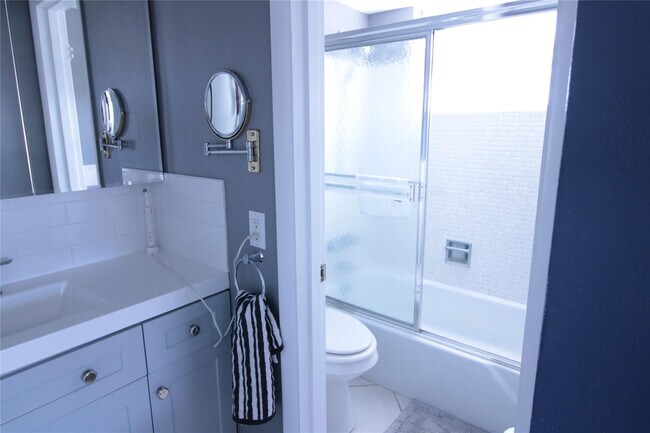 Building Photo - 470 Paradise Isle Blvd