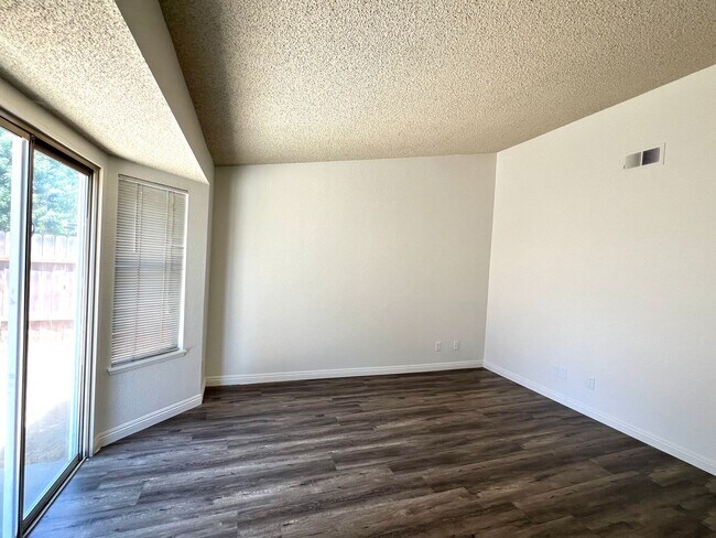 Building Photo - Charming Single story 3bed /2 bath newly renovated home