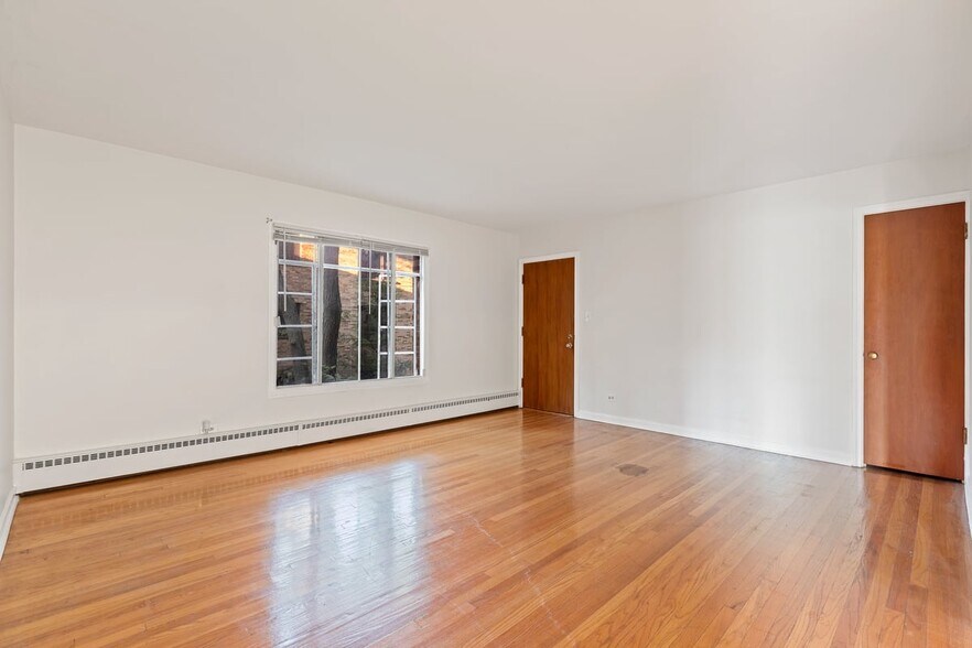 Building Photo - 1539 Monroe Ave