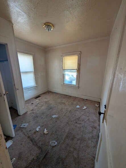 Building Photo - 715 W Thrush Ave