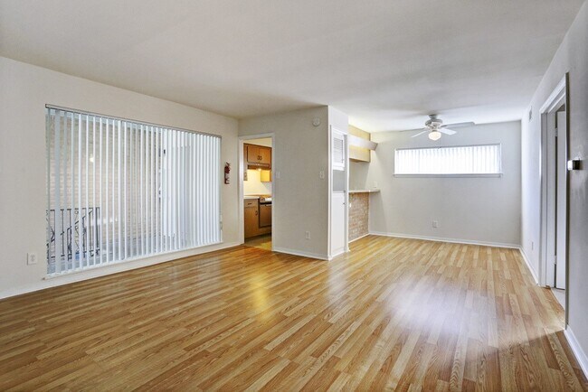 Primary Photo - 3703 Roseland St