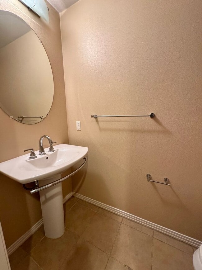 Building Photo - Luxury condo minutes from the beach...