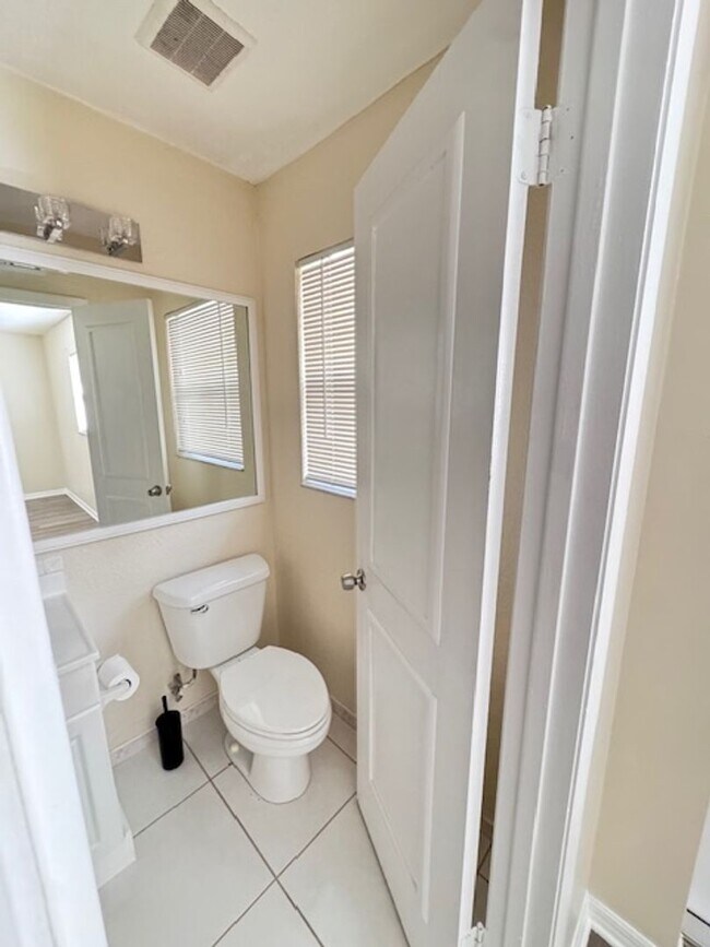 Building Photo - Charming 3/2 with Modern Updates