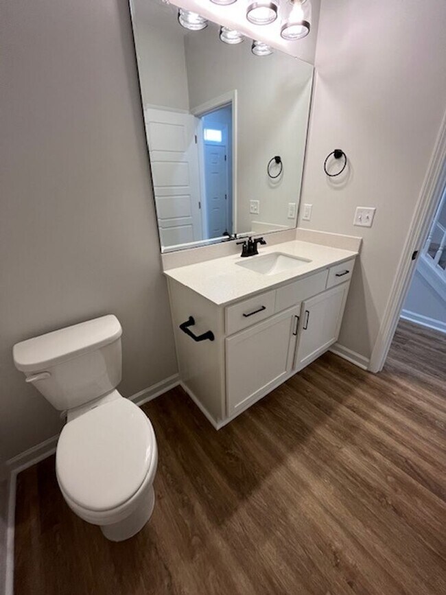 Building Photo - Discover this modern townhouse in Winnabow, NC,