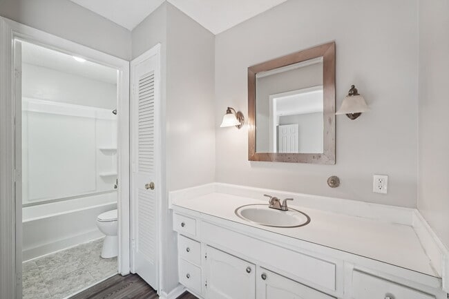 Building Photo - 3915 Valley Ct