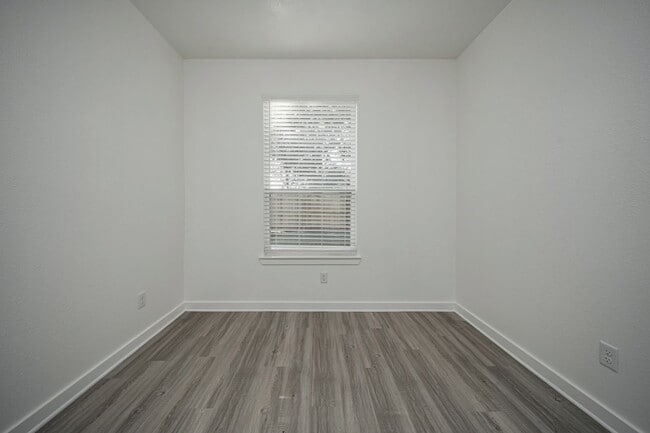 Building Photo - 1606 W 5th St