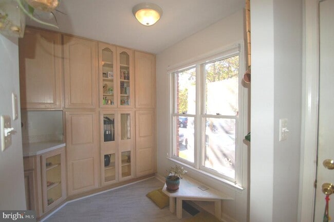 Building Photo - 539 Tschiffely Square Rd