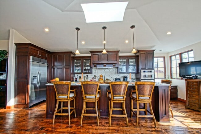 Building Photo - LUXURIOUS & FULLY FURNISHED, 2800 SQ FT WALKSTREET HOME W/ GREAT OCEAN VIEWS, LARGE DECK, 3 BALCO...