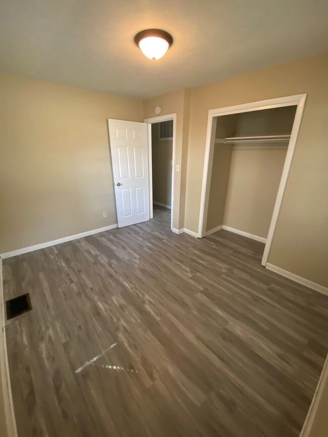 Building Photo - 2 Bedroom House!