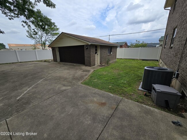 Building Photo - 4515 Lambert Rd