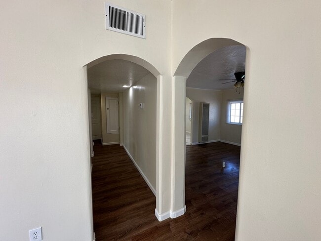 Building Photo - Beautifully Remodeled 2 Bed 1 Bath House