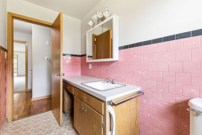 Building Photo - Remodeled 3-bedroom, 1-bath ranch with Attached Garage & Full Basement