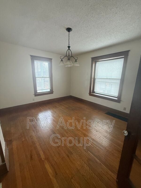 Building Photo - 734 SW Lindenwood Ave