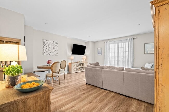 Building Photo - 100 Shearwater Ct E