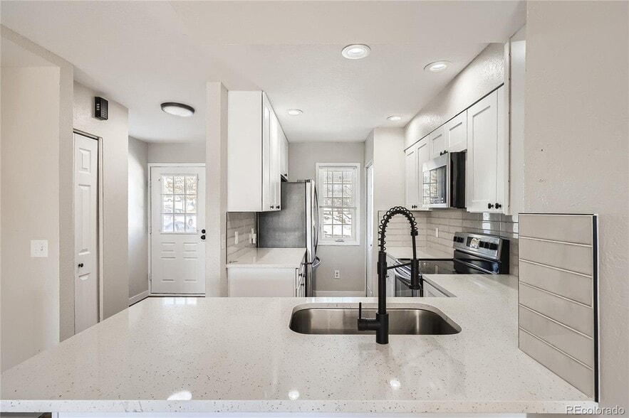 Building Photo - 9423 W Ontario Dr