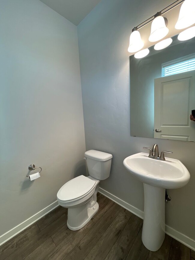 Building Photo - 3 Bedroom Townhome  in SW Redmond  - Parkl...