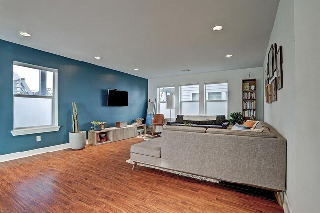 Building Photo - 1308 Ruthven St