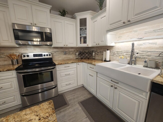 Building Photo - 250 E Riverbend Dr