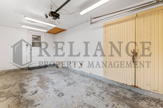 Building Photo - 3240 S Custer Ave