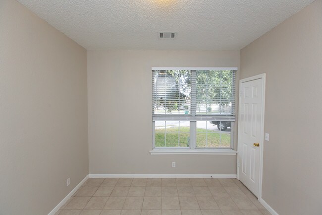 Building Photo - 1628 War Horse Ln