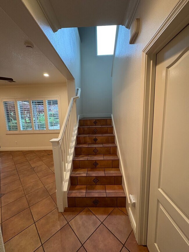 Building Photo - Two story home in NW Visalia Rent Ready!