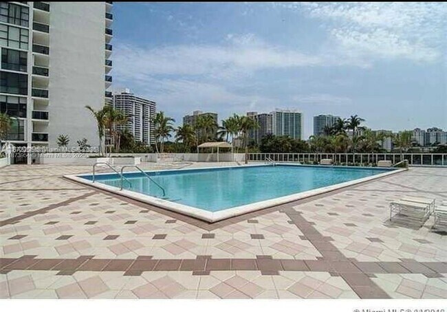 Building Photo - 3675 N Country Club Dr