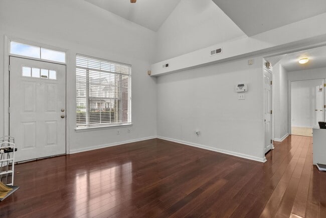 Building Photo - Rent in Virginia Beach!