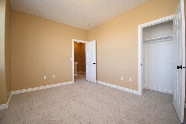 Building Photo - 5 Bed 3.5 Bath House next to TopGolf!!!