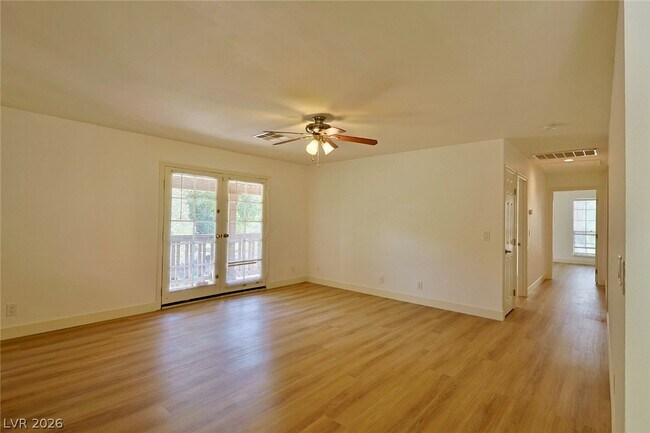 Building Photo - 3181 Pinehurst Dr