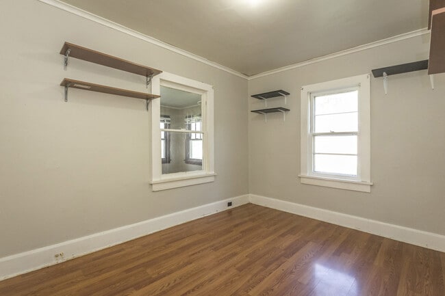 Building Photo - 2 Bedroom 2 Bathroom Home Available
