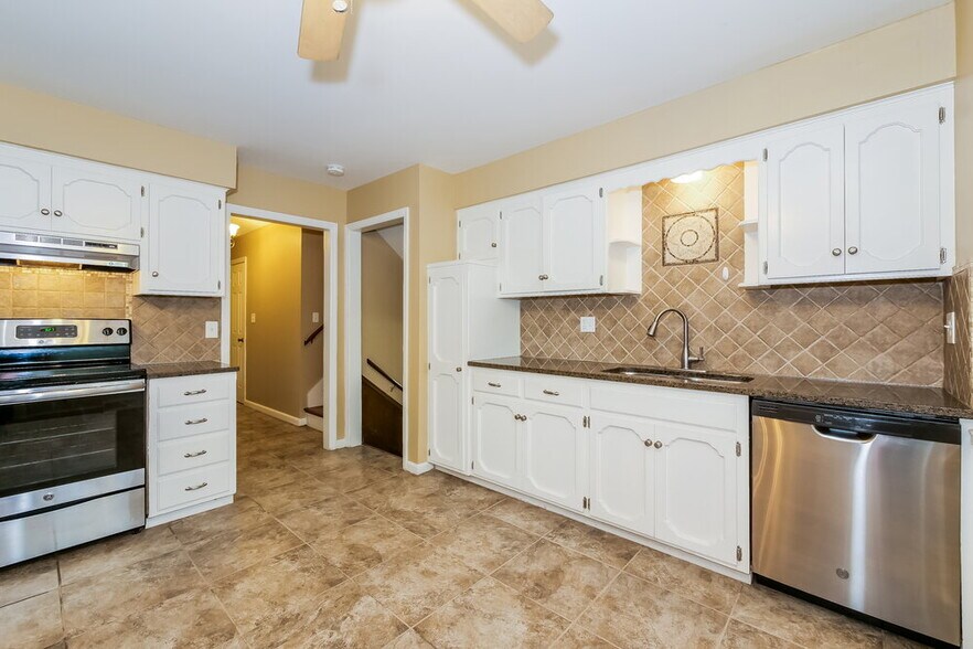 Building Photo - 9915 Westgate Ln