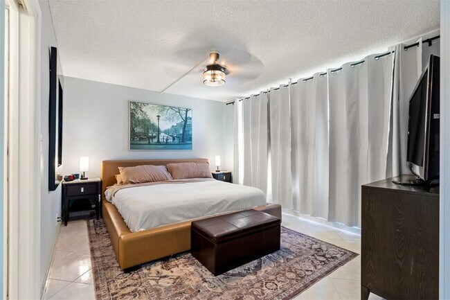 Building Photo - 3151 S Palm Aire Dr