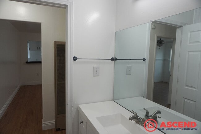 Building Photo - Charming Home in Downtown Bakersfield!