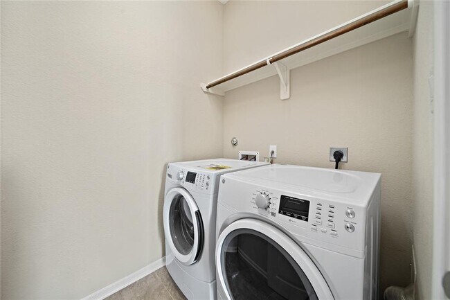 Building Photo - 5554 Sallow Bay Ln