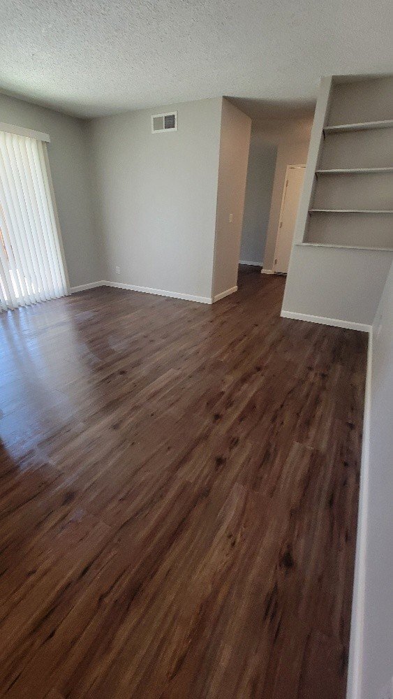 Building Photo - Wonderful and newly updated 3 bedroom 2 ba...