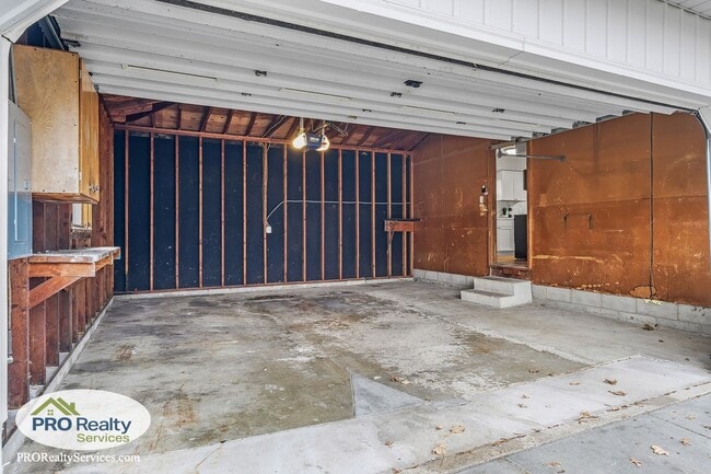 Building Photo - 3 Bedroom House on a Large Lot