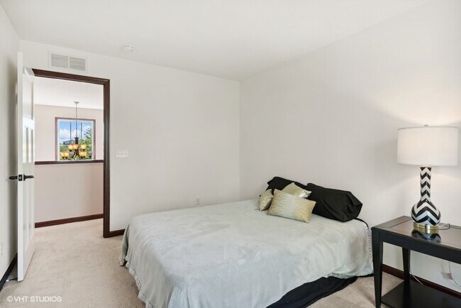 Building Photo - 4505 Yellowstone Ln N