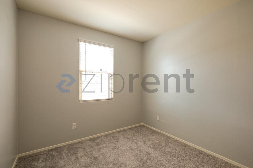 Building Photo - Unit