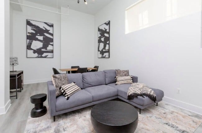 Building Photo - 300 Cathedral St