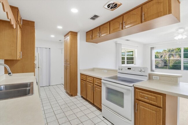 Building Photo - Charming  Florida 2 Bedroom Bungalow with an Additional Bonus/Sunroom, Covered Parking & Patio