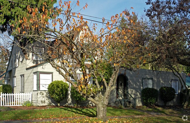 Primary Photo - Puyallup Courtyard Apartments