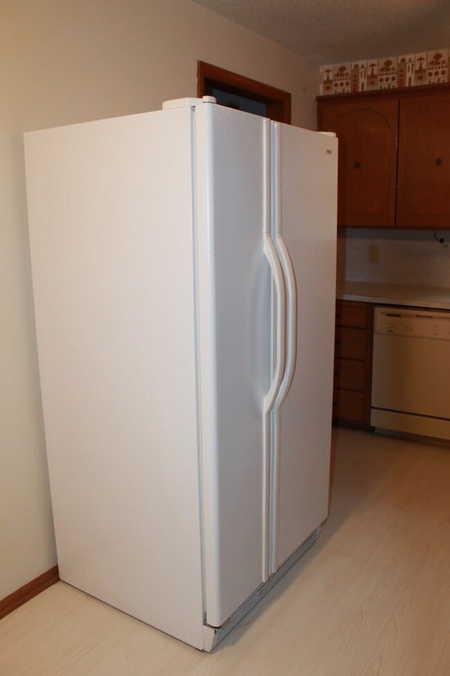 Building Photo - Fresh, Clean, Updated!