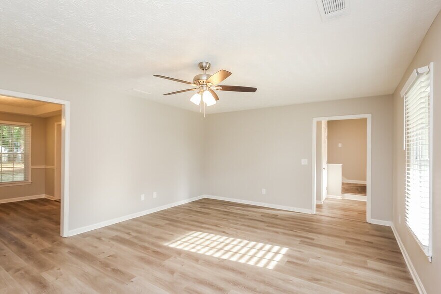 Building Photo - 483 Rhett Dr