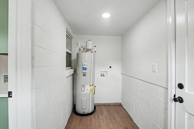 Building Photo - 3 BED | 1 BATH | HUNTER ARMY AIR FIELD